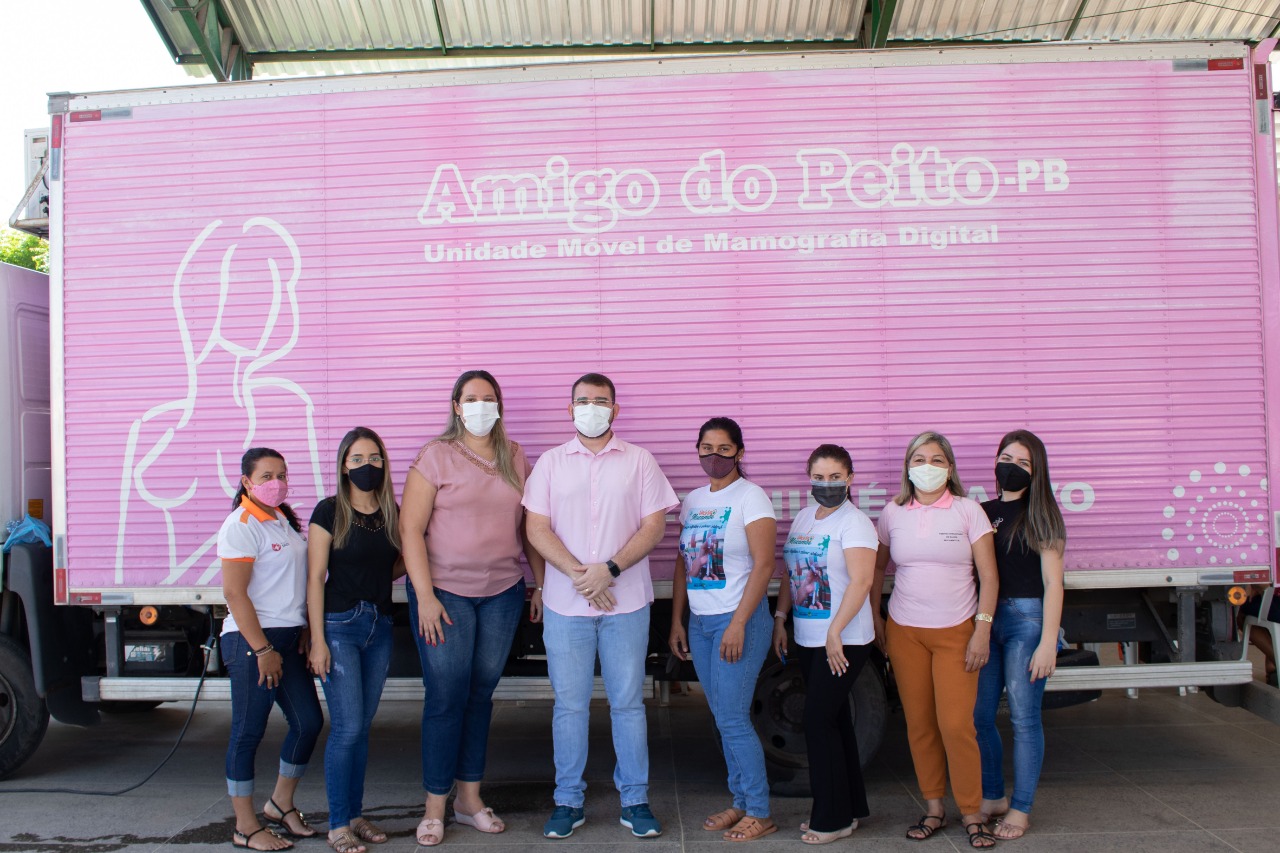 Caminhão rosa na cidade 